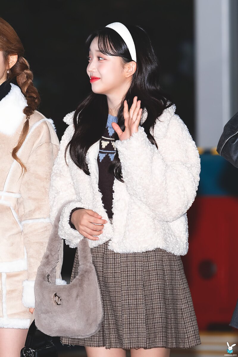 221209 STAYC Sumin at Incheon International Airport departing for ...