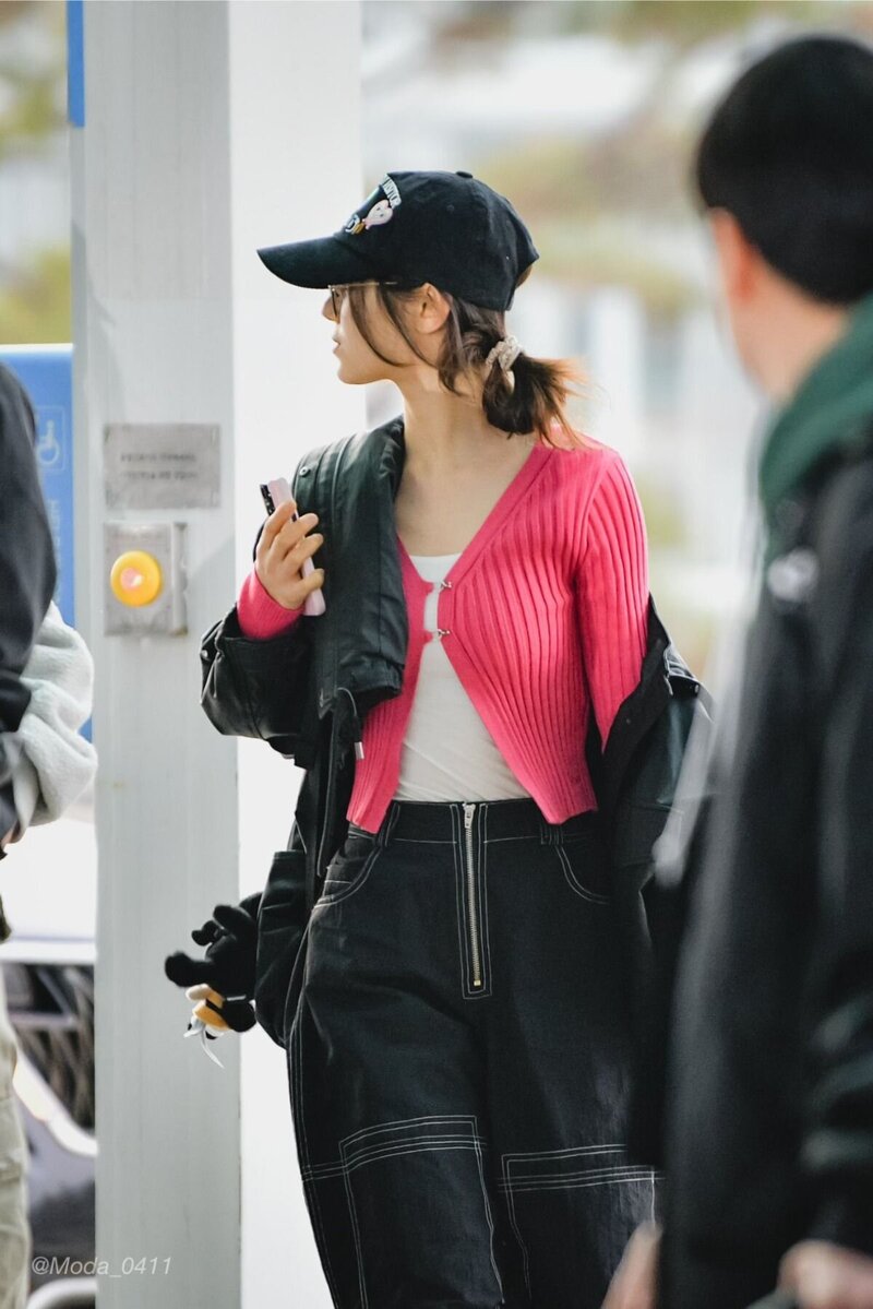240304 New Jeans Danielle at Incheon International Airport documents 1