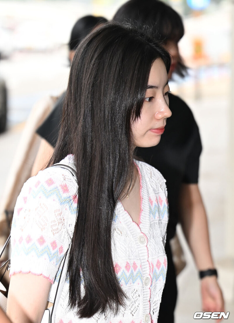 240712 TWICE Dahyun at Gimpo International Airport documents 1