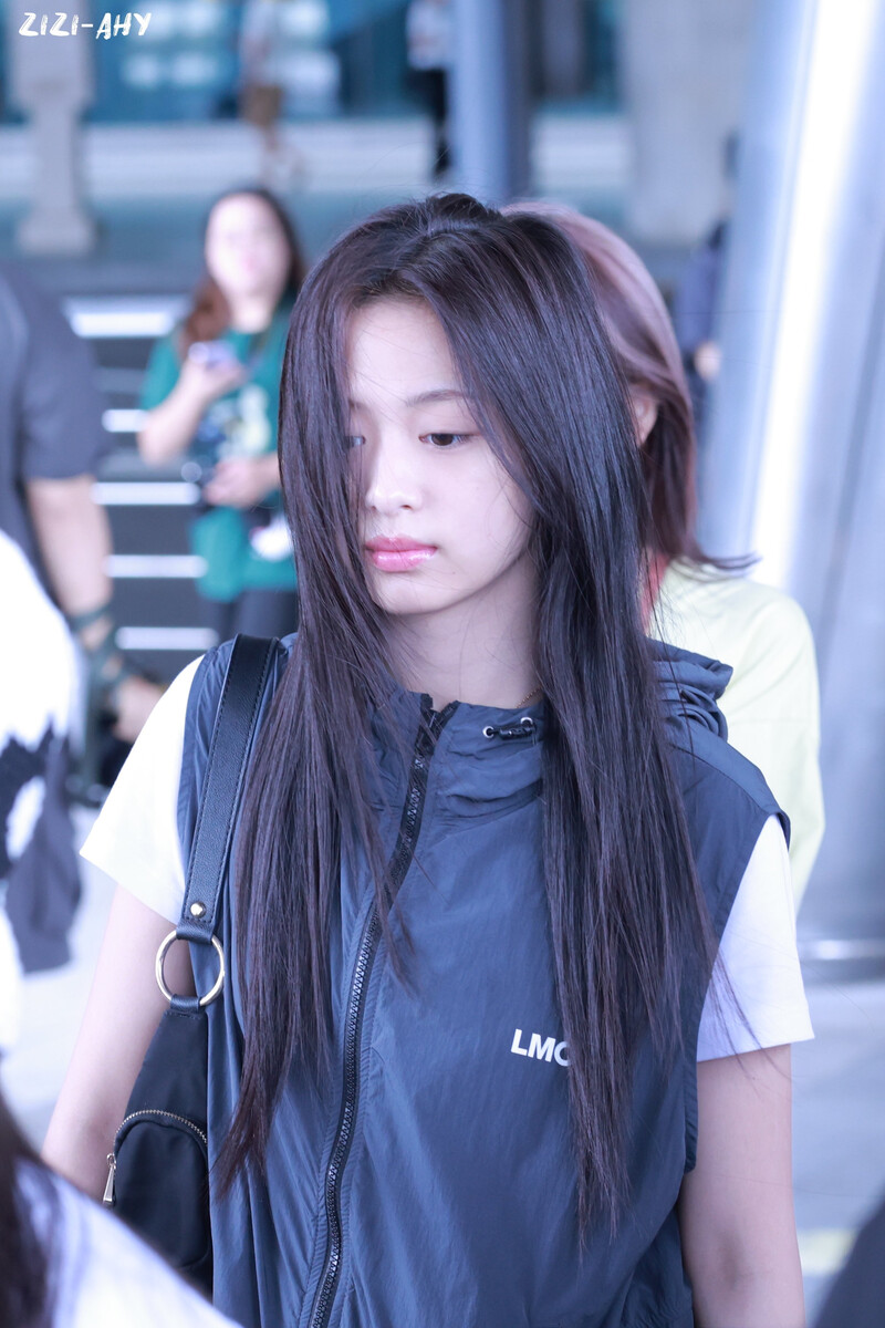 240801 BABYMONSTER Ahyeon at Airport documents 2