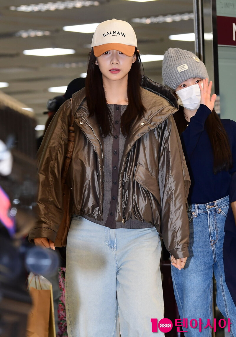 241111 Tzuyu - arrival at Gimpo International Airport documents 2