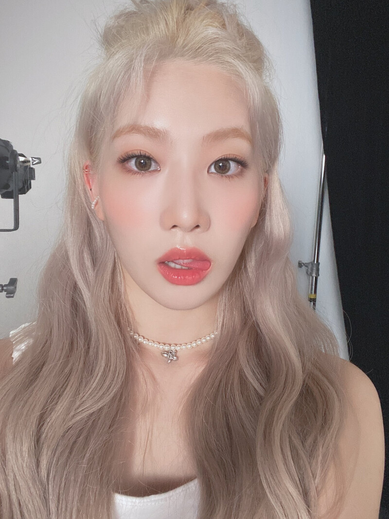 210908 LOONA Twitter Update - Kim Lip documents 1