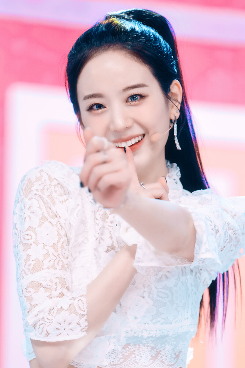 220123 fromis_9 Gyuri - 'DM' at Inkigayo documents 19