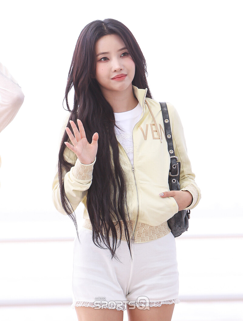 240412 (G)I-DLE Soyeon - ICN Airport documents 1