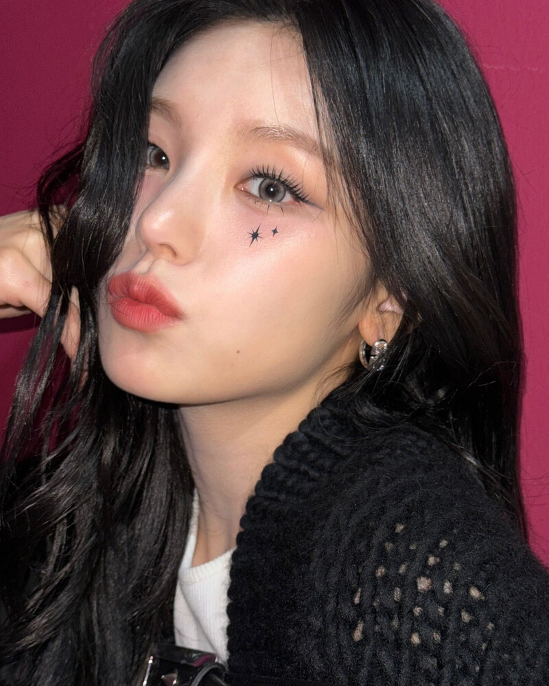 241026 - YEJI Instagram Update documents 2