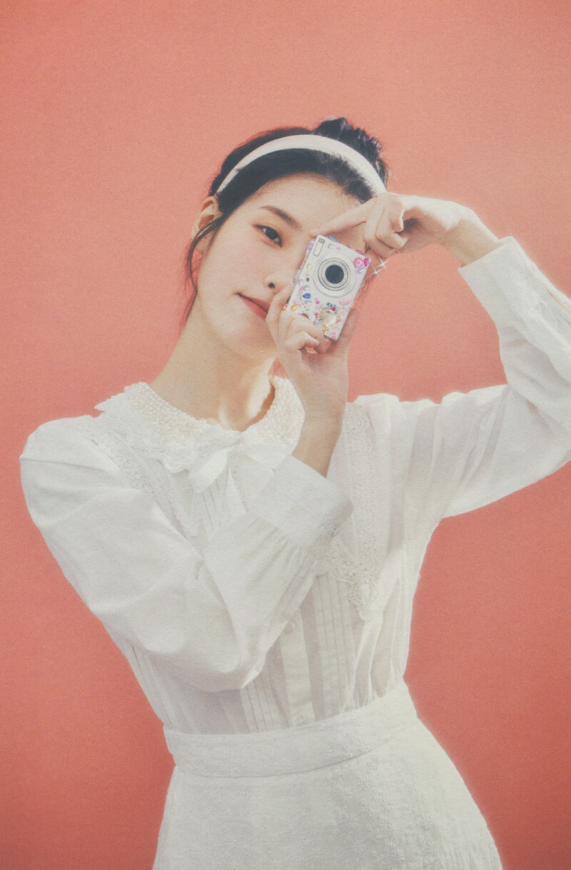 IU - 5th Official ‘UAENA’ Fanclub Kit [SCANS] documents 1