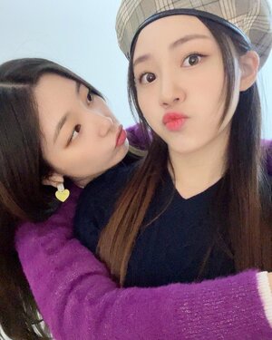 211118 Rocket Punch Instagram Update - Yeonhee & Dahyun