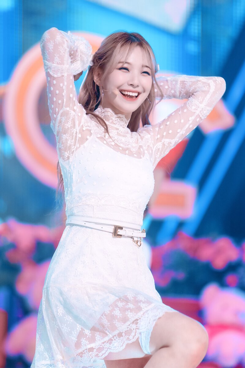 220123 fromis_9 Jiheon - 'DM' at Inkigayo documents 13