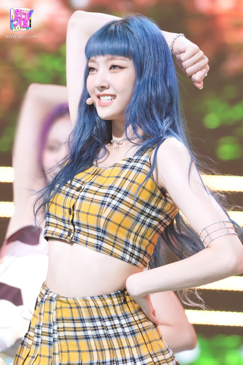 210822 Weeekly - 'Holiday Party' at Inkigayo documents 1