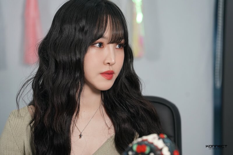 220511 Konnect Entertainment - Yuju at 100th Day Celebration Behind the Scenes documents 3