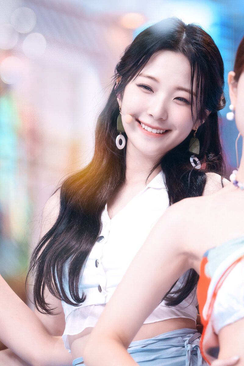220703 fromis_9 Jiheon - 'Stay This Way' at Inkigayo documents 4