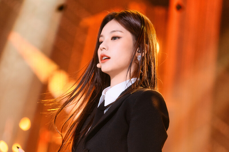 221204 ITZY Yeji - 'Cheshire' at Inkigayo documents 18