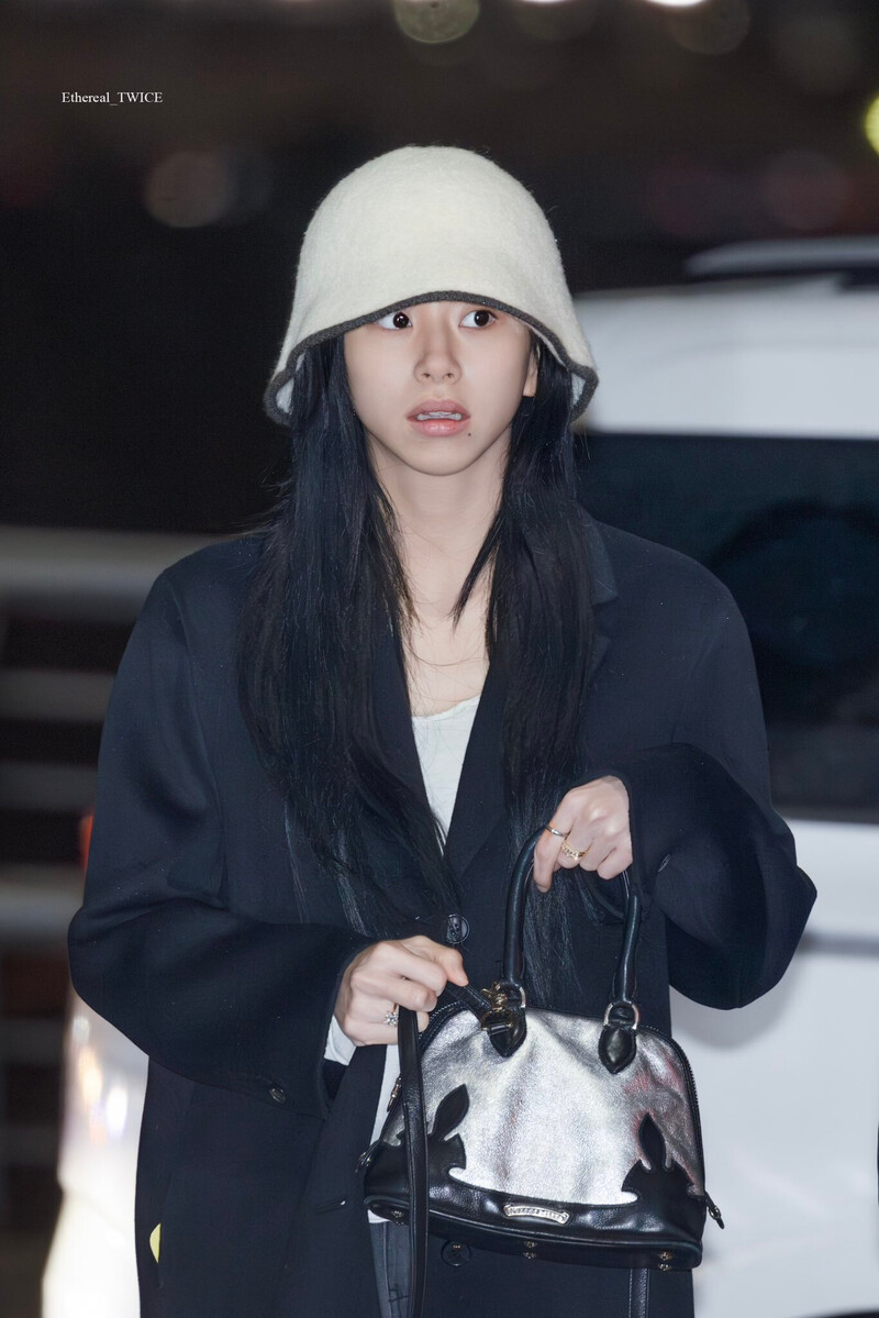 231215 TWICE Chaeyoung at Incheon International Airport documents 1