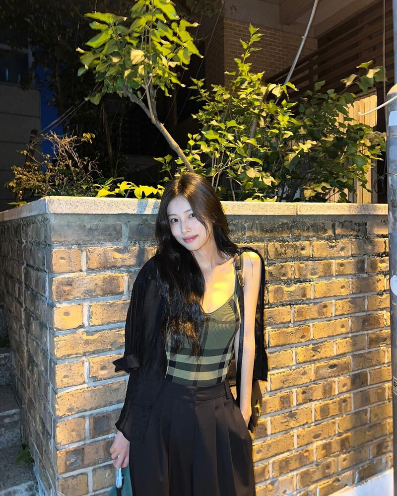 240831 Kang Hyewon Instagram Update documents 4