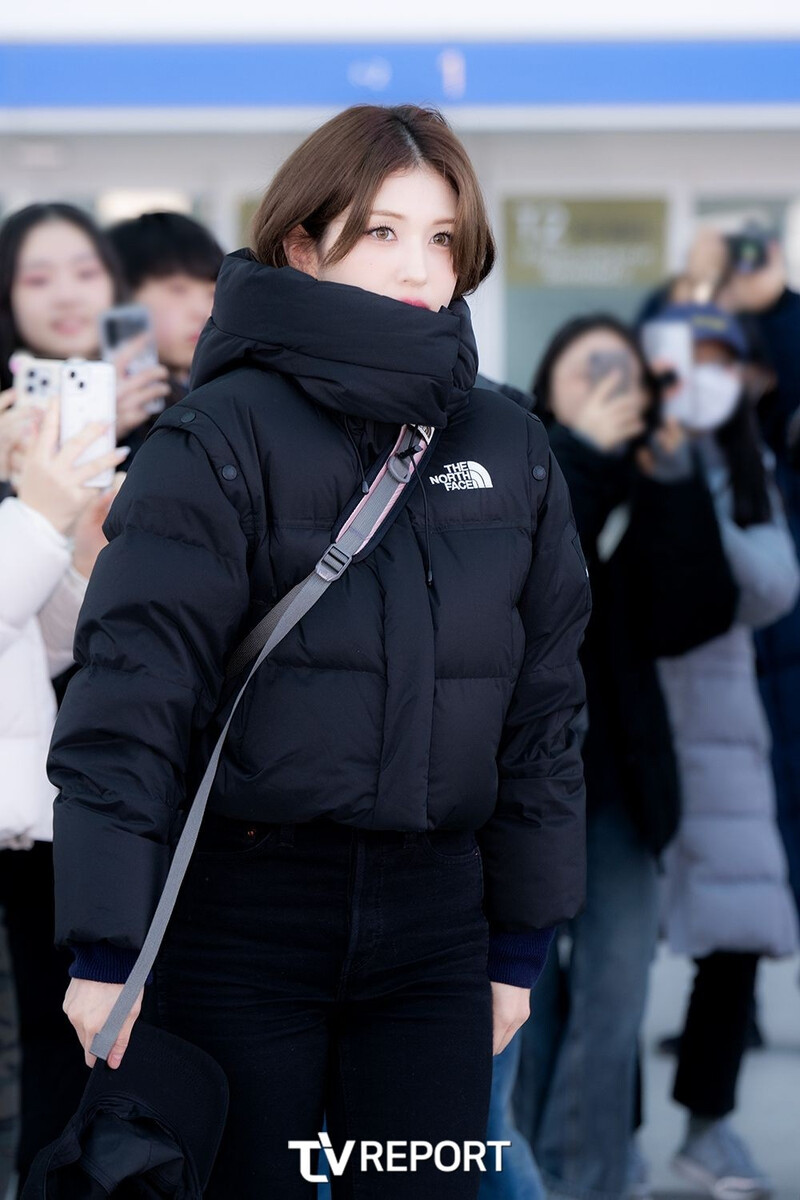 250102 Jeon Somi at Incheon Airport documents 5