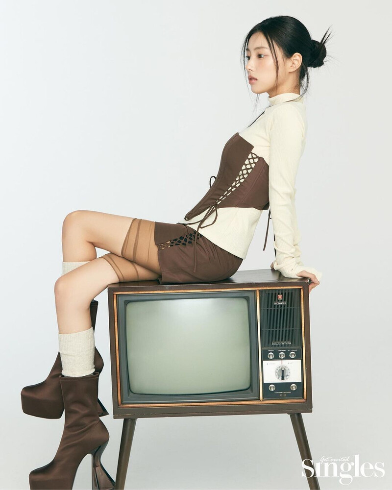 Kang Hyewon for Singles Magazine November 2022 Issue documents 2