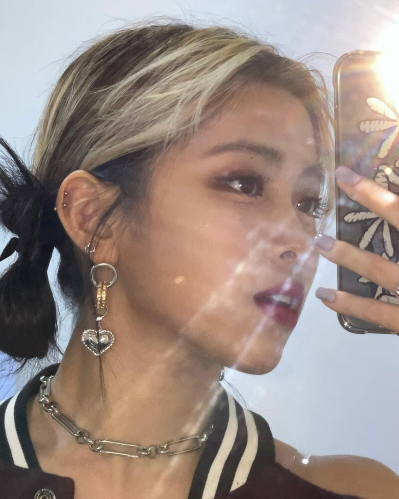 211011 ITZY Instagram Update - Ryujin documents 12