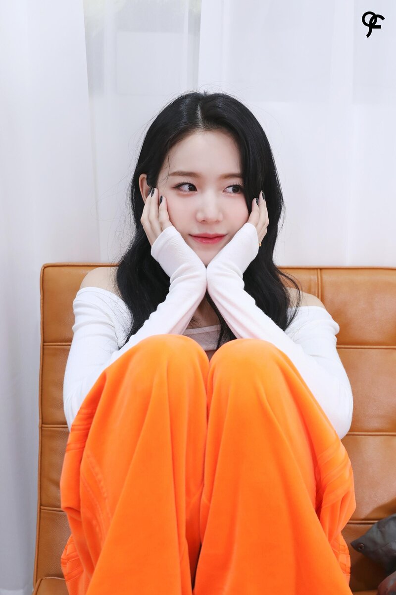 220227 fromis_9 Weverse - 'Midnight Guest' Behind Sketch 3 : Escape Room documents 5