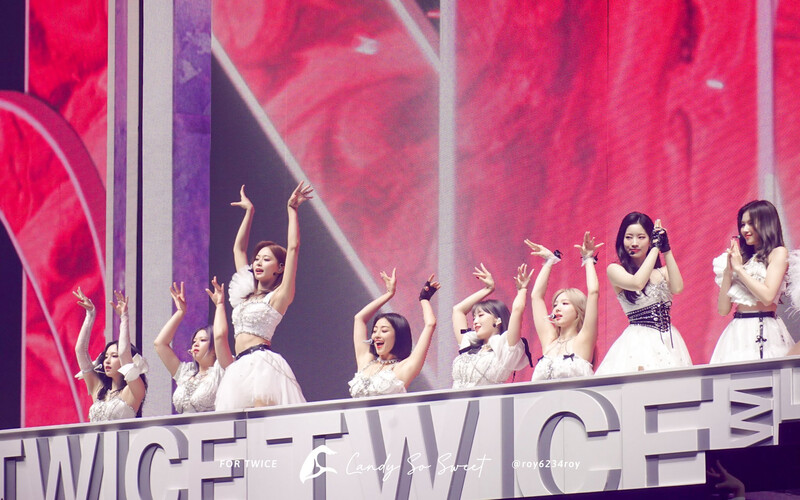 220514 TWICE - 4th World Tour ‘Ⅲ’ Encore in Los Angeles Day 1 documents 2