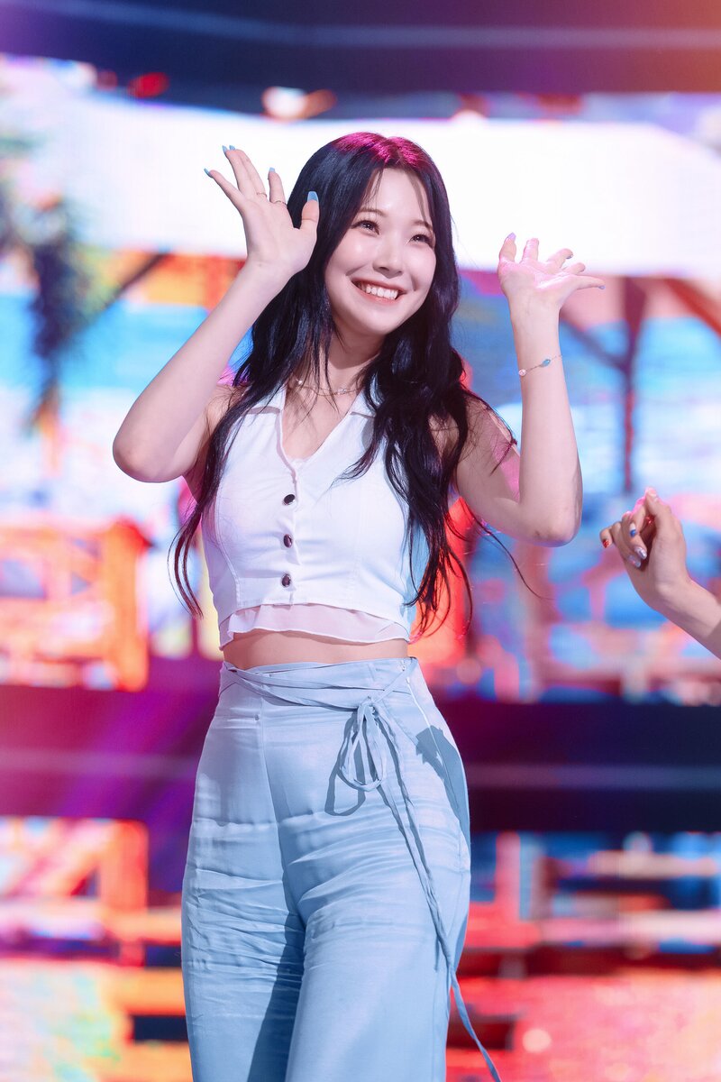 220703 fromis_9 Jiheon - 'Stay This Way' at Inkigayo documents 16
