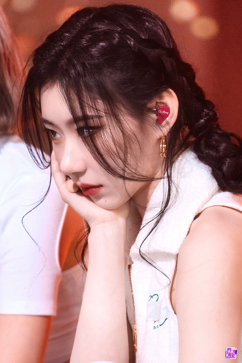 221211 ITZY Chaeryeong - 'Cheshire' at Inkigayo documents 8