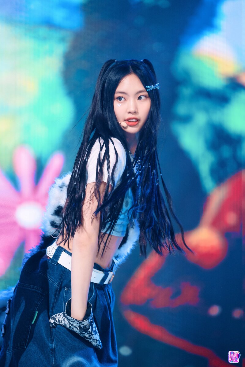 230129 NewJeans Hyein 'OMG' at Inkigayo documents 5