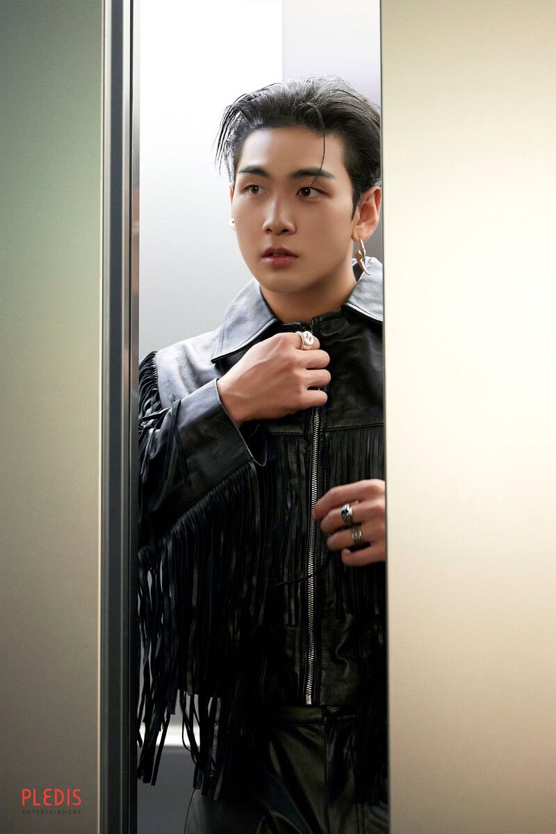 230904 - Weverse - Baekho Elevator Behind Photos documents 5