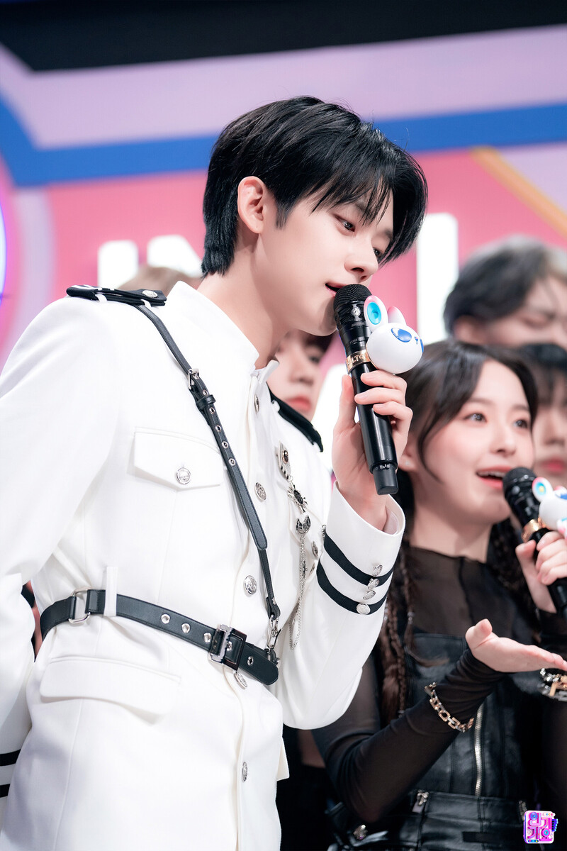 231112 MC Yeonjun at Inkigayo documents 12