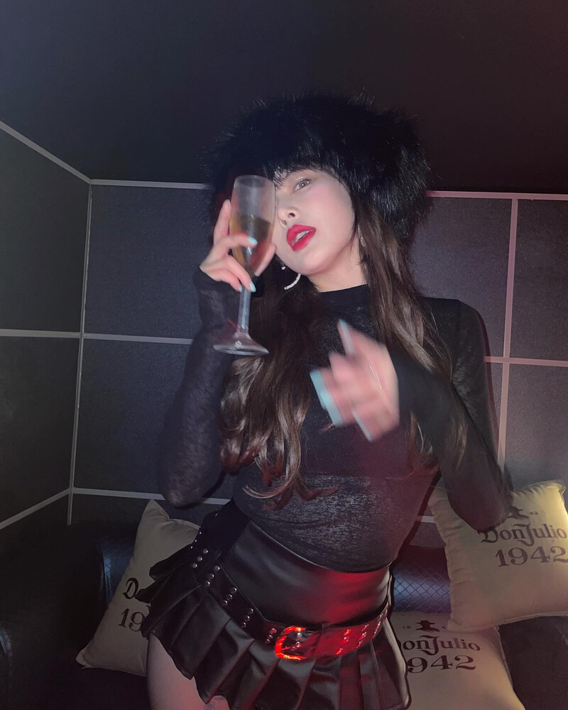 231208 Hyuna Instagram update documents 2