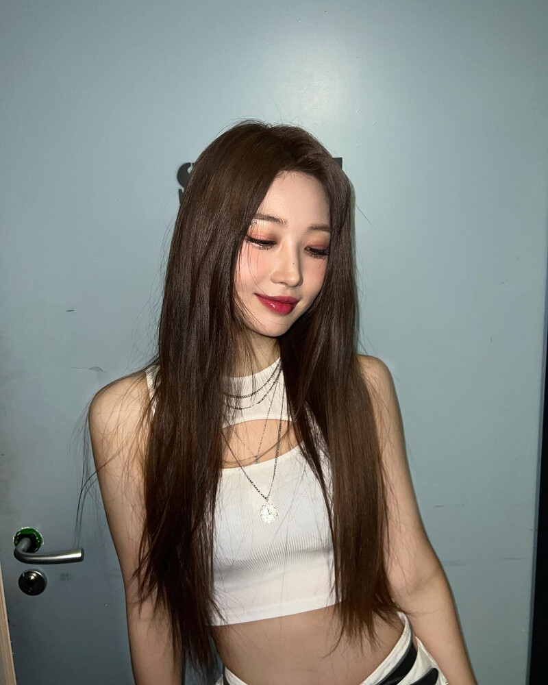 240206 EVERGLOW Sihyeon Instagram Update documents 1