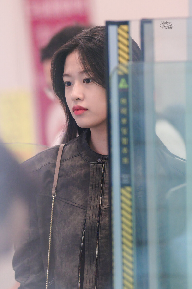 240603 IVE Yujin at Incheon International Airport documents 1