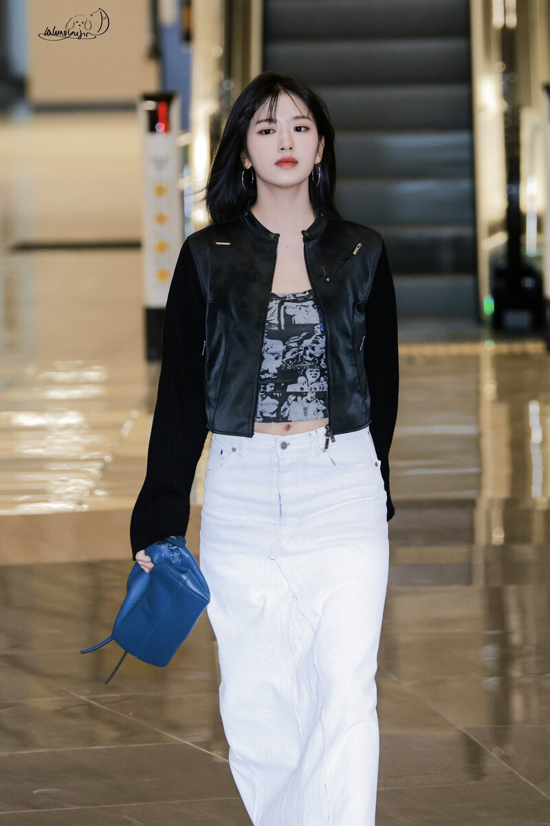 240921 IVE Yujin at Gimpo International Airport documents 2