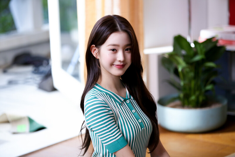 220710 Starship Naver - IVE Wonyoung - SK Telecom Photoshoot Behind documents 12