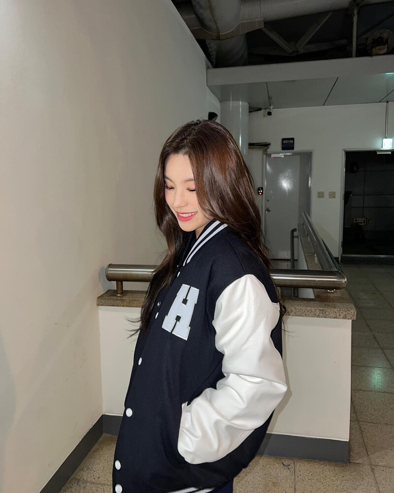 221011 ITZY Instagram Update - Yeji documents 2