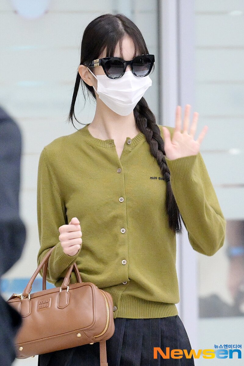 231004 IVE Wonyoung at Incheon International Airport documents 3