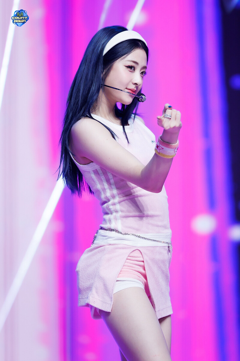 240912 LE SSERAFIM Yunjin - 'CRAZY' at M COUNTDOWN documents 2