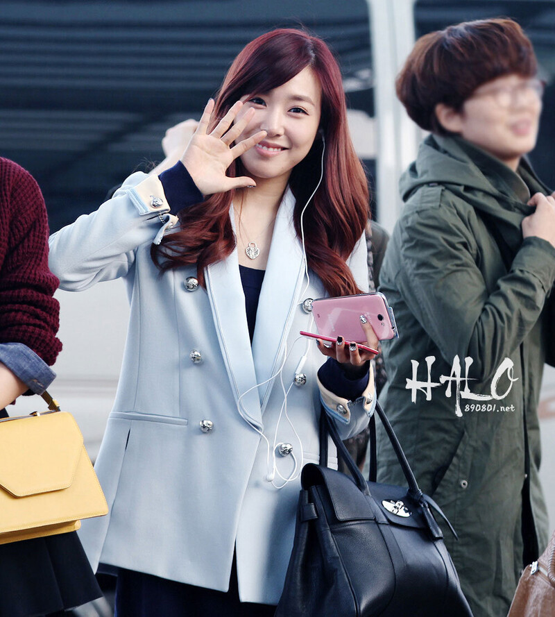 130308 Girls' Generation Tiffany at Incheon Airport documents 1