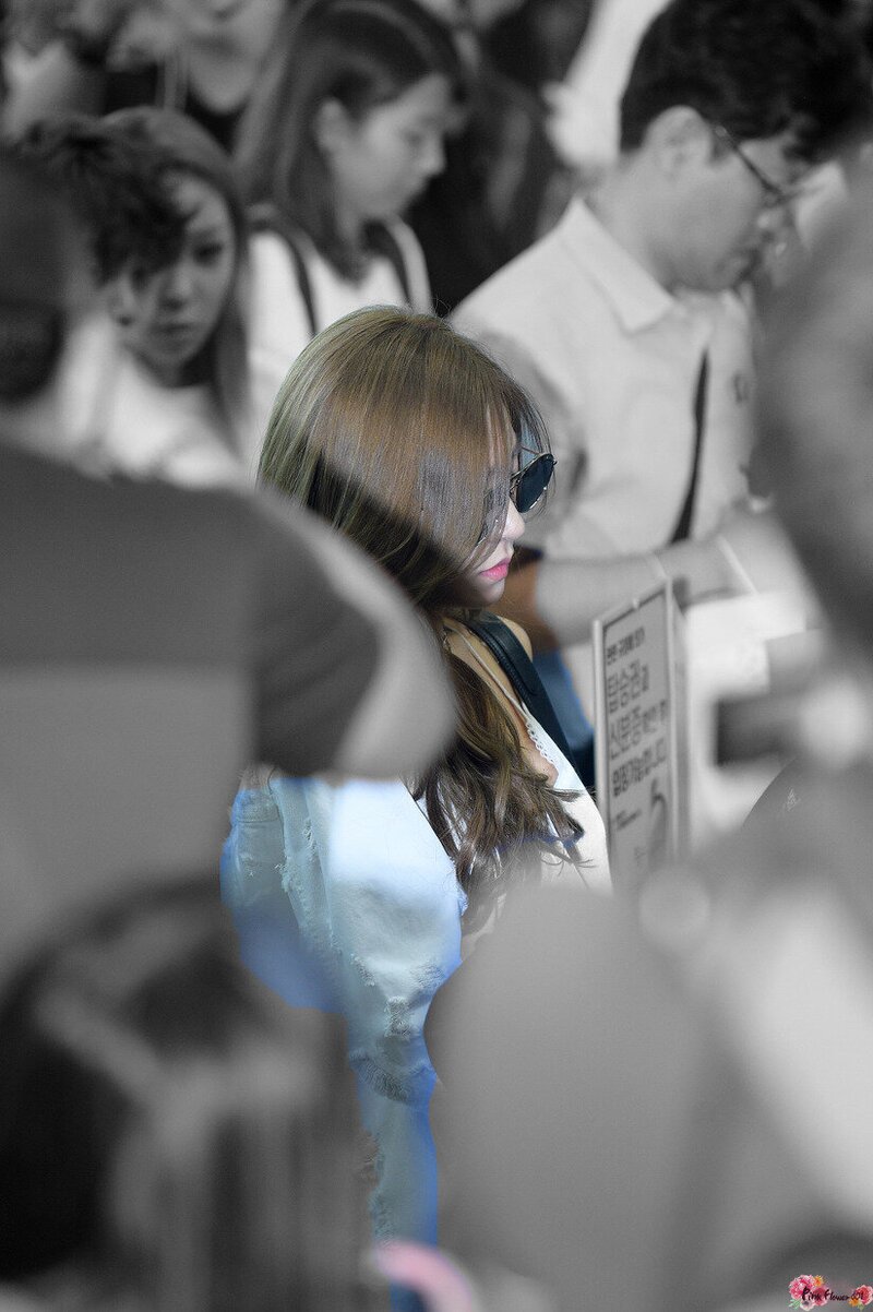 170619 Girls' Generation Tiffany at Gimpo Airport documents 4