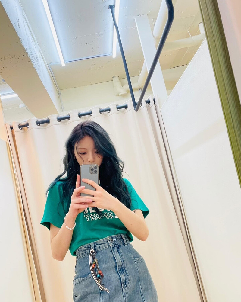 210702 ITZY Yuna Instagram Update documents 21