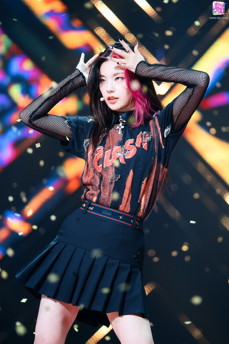 211010 ITZY - 'LOCO' at Inkigayo documents 17