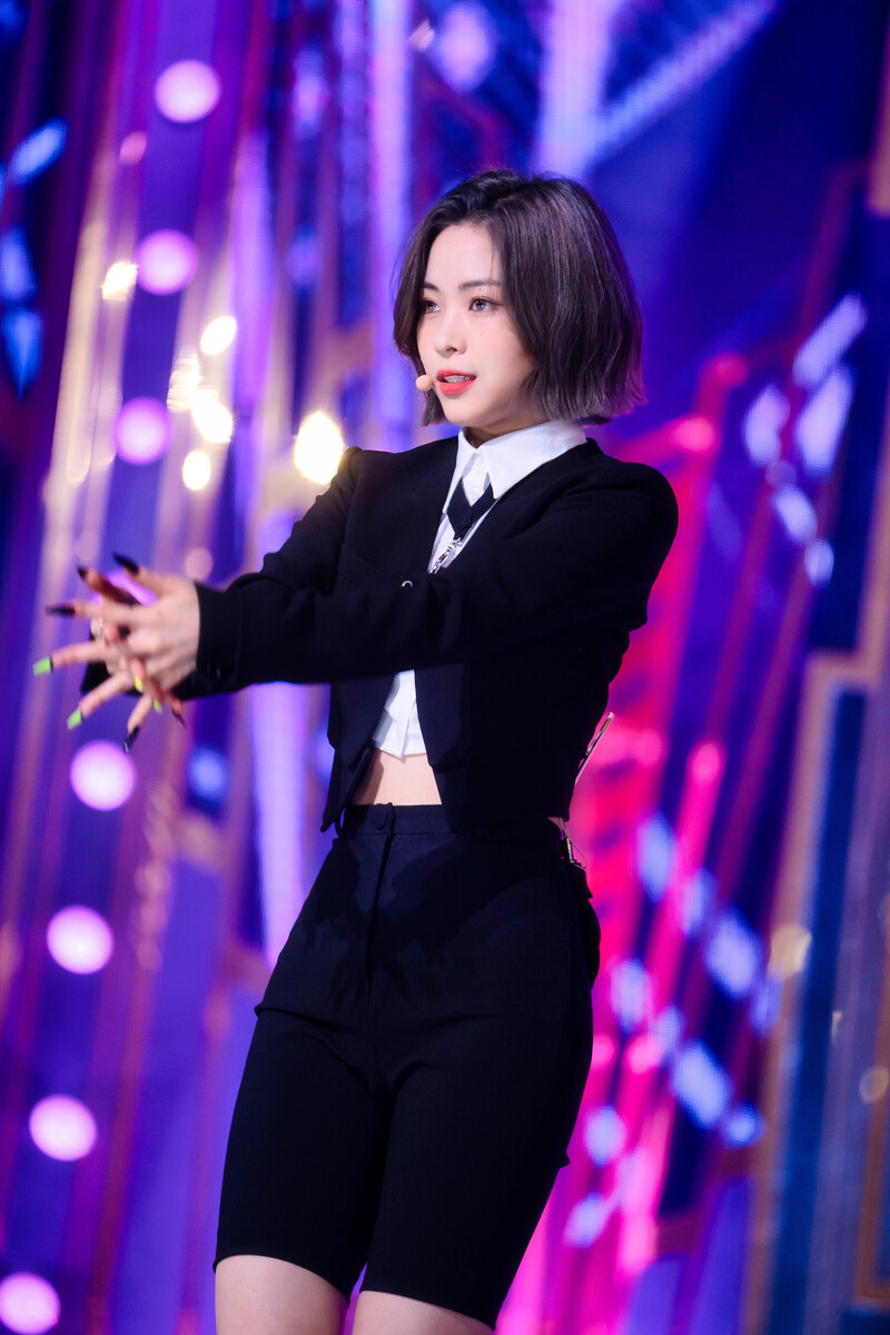 221204 ITZY Ryujin - 'Cheshire' at Inkigayo documents 5