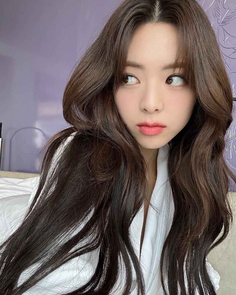 230331 - ITZY Yuna Instagram Update | kpopping