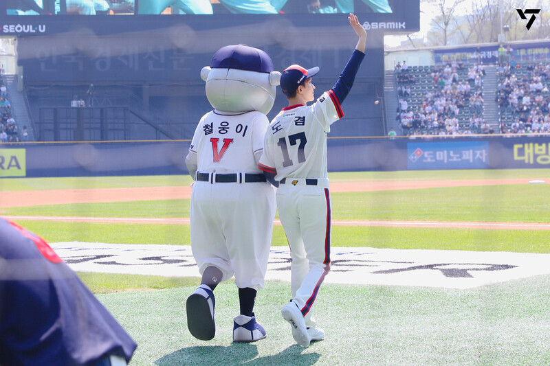 230519 SEVENTEEN Weverse Update - DK First Pitch for Doosan Bears Behind Sketch documents 7