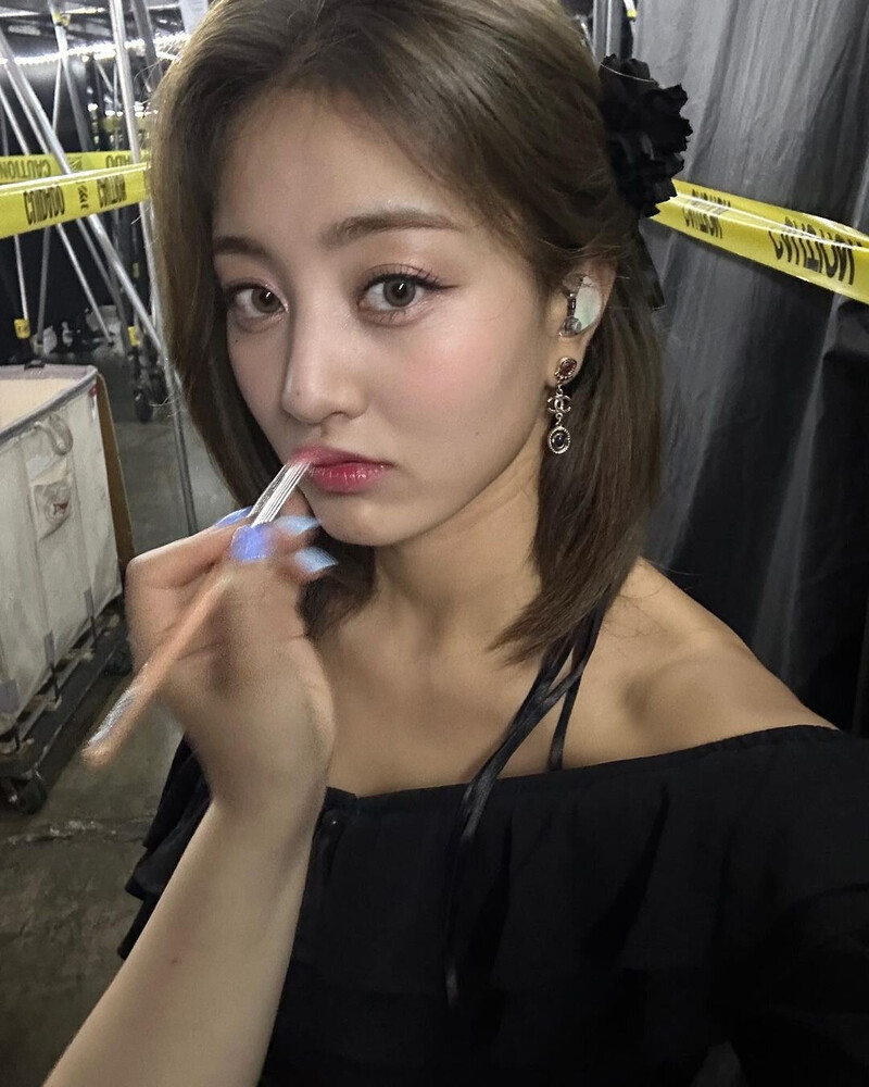 230626 - JIHYO Instagram Update documents 4