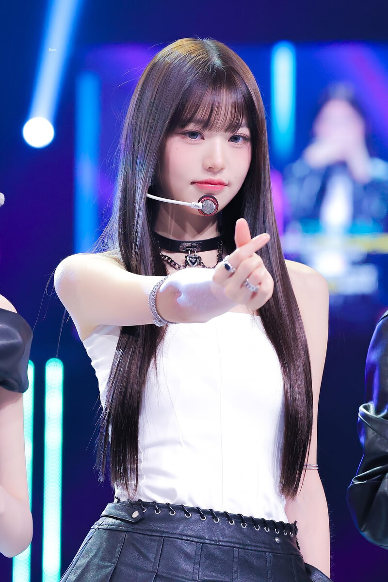 231109 Jang Wonyoung at Tik Tok Stage documents 8