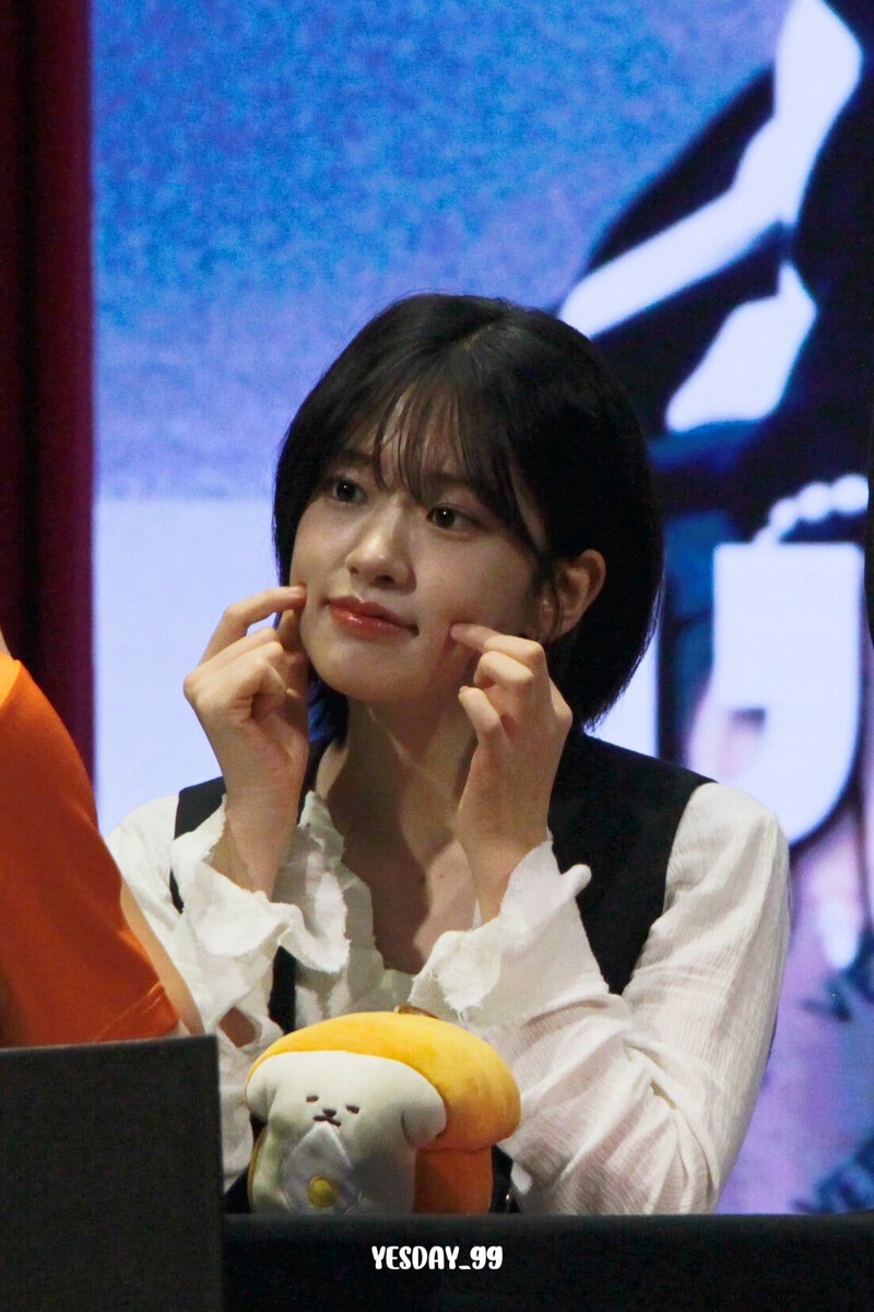 231112 YUJIN AT FANSIGN EVENT documents 1