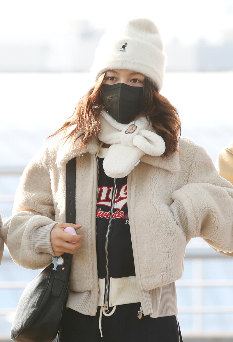231228 NewJeans Danielle at Incheon International Airport documents 3