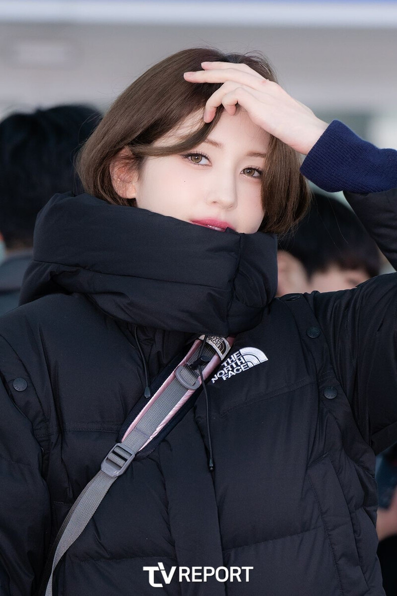 250102 Jeon Somi at Incheon Airport documents 4