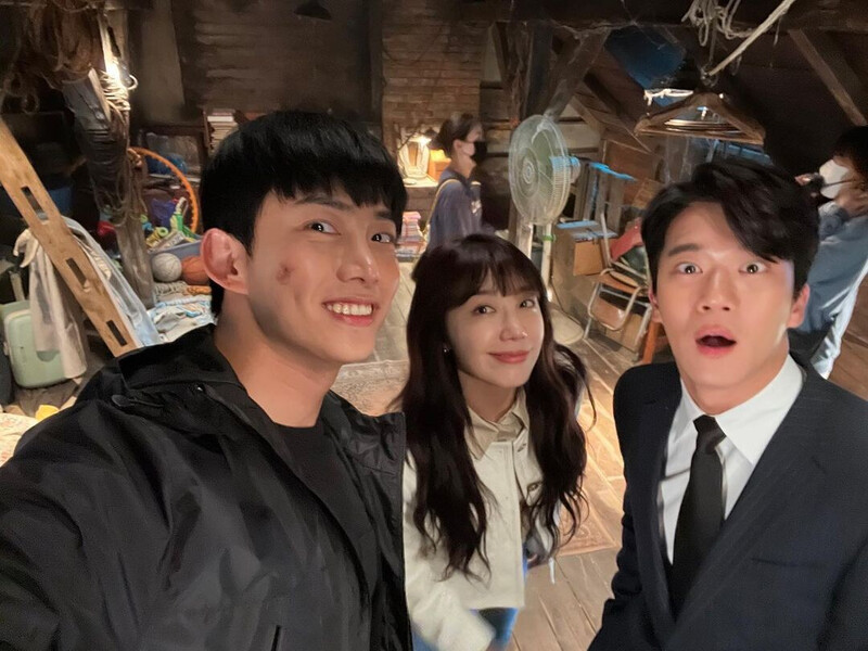 221029, 221105 Apink EUNJI instagram update - tvN 'Blind' drama behind documents 7