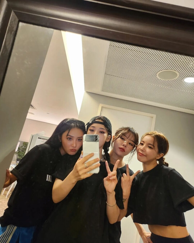 230209 Solar, Moon Byul, Whee In, Hwa Sa, MAMAMOO Instagram Update documents 5